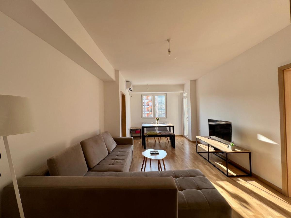 Sara'S Apartment Cozy And Close To Center With Private Parking Skopje Exterior photo